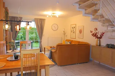 Ein Sitzbereich in der Unterkunft Ferienhaus De lüttje Mööv