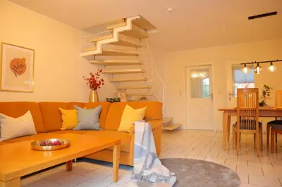 Ein Sitzbereich in der Unterkunft Ferienhaus De lüttje Mööv