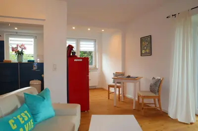 Ein Sitzbereich in der Unterkunft Ferienwohnung Am Deich
