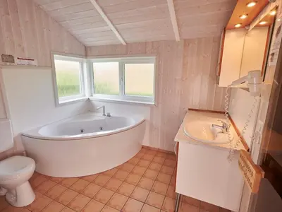 Ein Badezimmer in der Unterkunft 4 star holiday home in FRIEDRICHKOOG