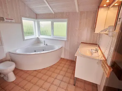 Ein Badezimmer in der Unterkunft 4 star holiday home in FRIEDRICHKOOG