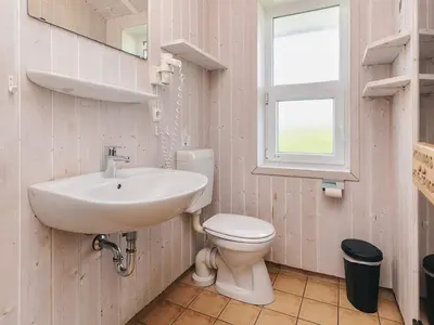 Ein Badezimmer in der Unterkunft 4 star holiday home in FRIEDRICHKOOG