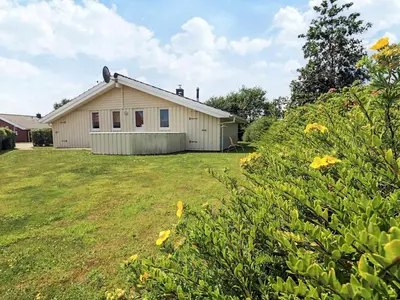 Ein Garten an der Unterkunft 4 star holiday home in FRIEDRICHKOOG