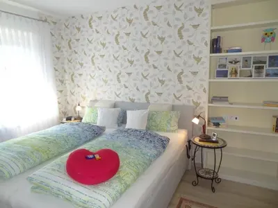 Ein Bett oder Betten in einem Zimmer der Unterkunft Residenz Adolfstr6 a 12 - Ferienwohnung 2 Zimmer Seeblick