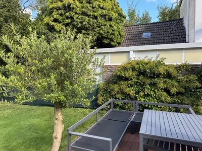 Ein Garten an der Unterkunft Gemütliches Ferienhaus im Herzen von Cuxhaven