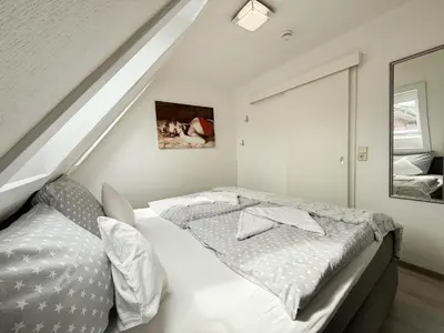 Ein Bett oder Betten in einem Zimmer der Unterkunft An de Warft Wohnung 5