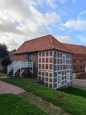 Das Gebäude in dem sich das Ferienhaus befindet