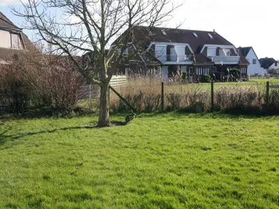 Ein Garten an der Unterkunft Ferienwohnung im Reihenhaus, Friedrichskoog-Spitze