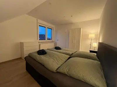 Ein Bett oder Betten in einem Zimmer der Unterkunft HörnQuartier - modern eingerichtete Ferienwohnung - Familienfreundlich, ideal auch für Geschäftskunden