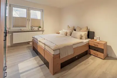 Ein Bett oder Betten in einem Zimmer der Unterkunft FeWo Glöckchen - Hell, Garten und Terrasse in ruhiger Lage