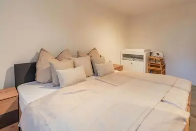 Ein Bett oder Betten in einem Zimmer der Unterkunft FeWo Glöckchen - Hell, Garten und Terrasse in ruhiger Lage