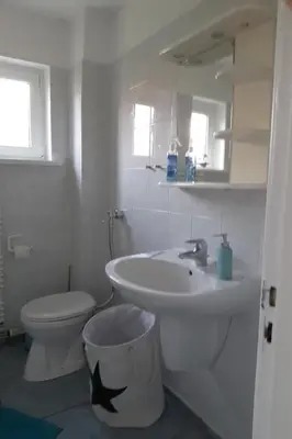 Ein Badezimmer in der Unterkunft Holiday Home Erholung pur- Nordsee-Urlaub mit Hund by Interhome