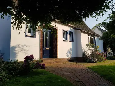 Ein Garten an der Unterkunft Holiday Home Erholung pur- Nordsee-Urlaub mit Hund by Interhome
