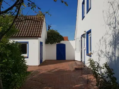 Das Gebäude in dem sich das Ferienhaus befindet