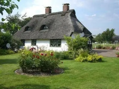 Ein Garten an der Unterkunft Holiday Home Reetdachhaus Petra by Interhome