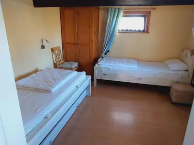 Ein Bett oder Betten in einem Zimmer der Unterkunft Holiday Home Reetdachhaus Petra by Interhome