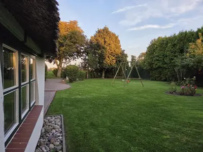 Ein Garten an der Unterkunft Holiday Home Reetdachhaus Petra by Interhome