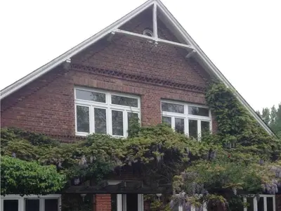 Das Gebäude in dem sich das Ferienhaus befindet