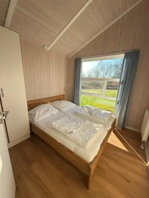 Ein Bett oder Betten in einem Zimmer der Unterkunft Fjordhaus am See - 6 Schlafzimmer, Seeblick, Sauna und Whirlpool