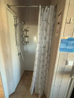 Ein Badezimmer in der Unterkunft Fjordhaus am See - 6 Schlafzimmer, Seeblick, Sauna und Whirlpool