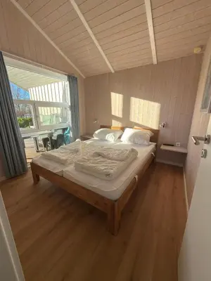Ein Bett oder Betten in einem Zimmer der Unterkunft Fjordhaus am See - 6 Schlafzimmer, Seeblick, Sauna und Whirlpool