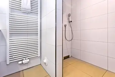 Ein Badezimmer in der Unterkunft Alte Liebe, RA108
