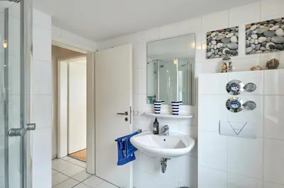Ein Badezimmer in der Unterkunft Dünenweg 19, HD6