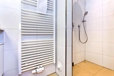 Ein Badezimmer in der Unterkunft Alte Liebe, RA100