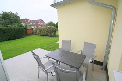 Ein Garten an der Unterkunft Grooten Steen, GS3