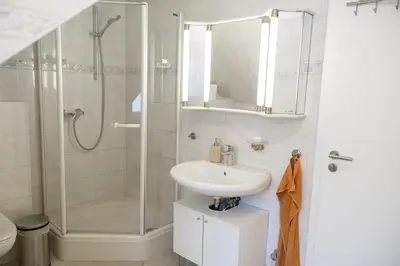 Ein Badezimmer in der Unterkunft Neu renoviertes Luxus Penthouse mit Dachterrasse und Parkplatz in Bestlage