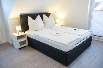 Ein Bett oder Betten in einem Zimmer der Unterkunft Neu renoviertes Luxus Penthouse mit Dachterrasse und Parkplatz in Bestlage