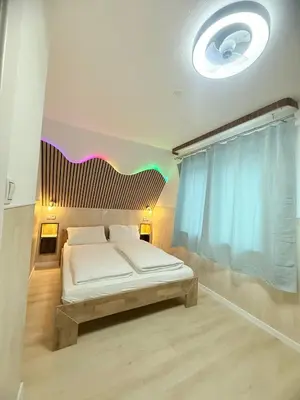 Ein Bett oder Betten in einem Zimmer der Unterkunft Kenny & Henry Familienzimmer