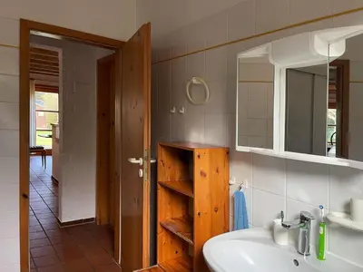 Ein Badezimmer in der Unterkunft Haus am Waldrand mit Sauna, nahe Meer
