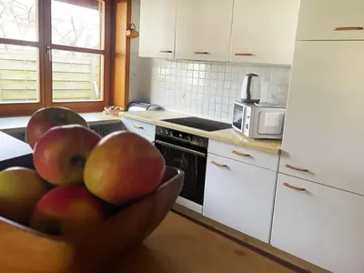 Küche/Küchenzeile in der Unterkunft Haus am Waldrand mit Sauna, nahe Meer