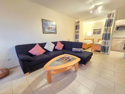 Ein Sitzbereich in der Unterkunft Strandhochhaus Wohnung E3