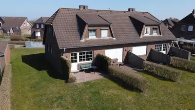 Das Gebäude in dem sich das Ferienhaus befindet