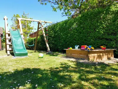 Ein Kinderspielbereich in der Unterkunft Ferienhaus Seedeich Lea - Friedrichskoog Nordsee