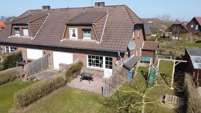 Das Gebäude in dem sich das Ferienhaus befindet