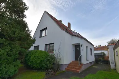 Das Gebäude in dem sich das Ferienhaus befindet