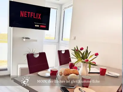 TV/Unterhaltungsangebot in der Unterkunft Penthouse de Ool Blick auf das Wattenmeer