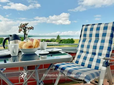 Ein Balkon oder eine Terrasse in der Unterkunft De Spant mit Blick auf das Wattenmeer