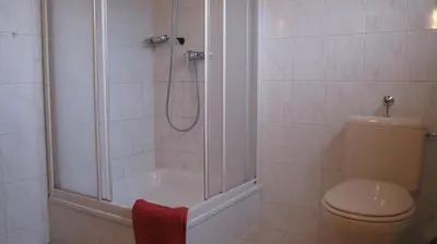 Ein Badezimmer in der Unterkunft Gästehaus Zur Linde