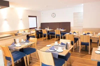 Ein Restaurant oder anderes Speiselokal in der Unterkunft Gästehaus Janßen