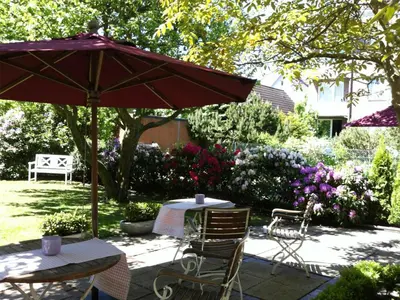 Ein Garten an der Unterkunft Hotel Villa Caldera