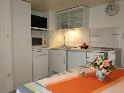 Küche/Küchenzeile in der Unterkunft Apartment Osterende-1 by Interhome