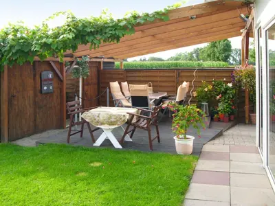 Ein Garten an der Unterkunft Apartment Osterende-3 by Interhome