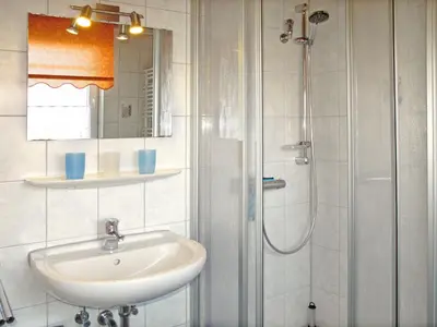 Ein Badezimmer in der Unterkunft Holiday Home Cuxland Ferienpark-1 by Interhome