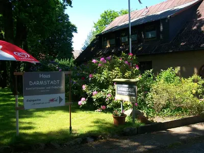 Ein Garten an der Unterkunft Haus Darmstadt