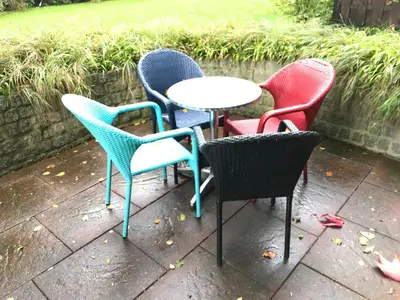 Ein Garten an der Unterkunft Haus Wattenloeper
