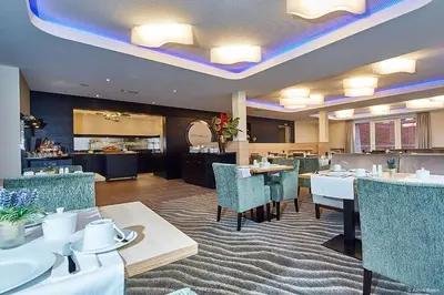 Ein Restaurant oder anderes Speiselokal in der Unterkunft Hotel Schelf GmbH & Co. KG